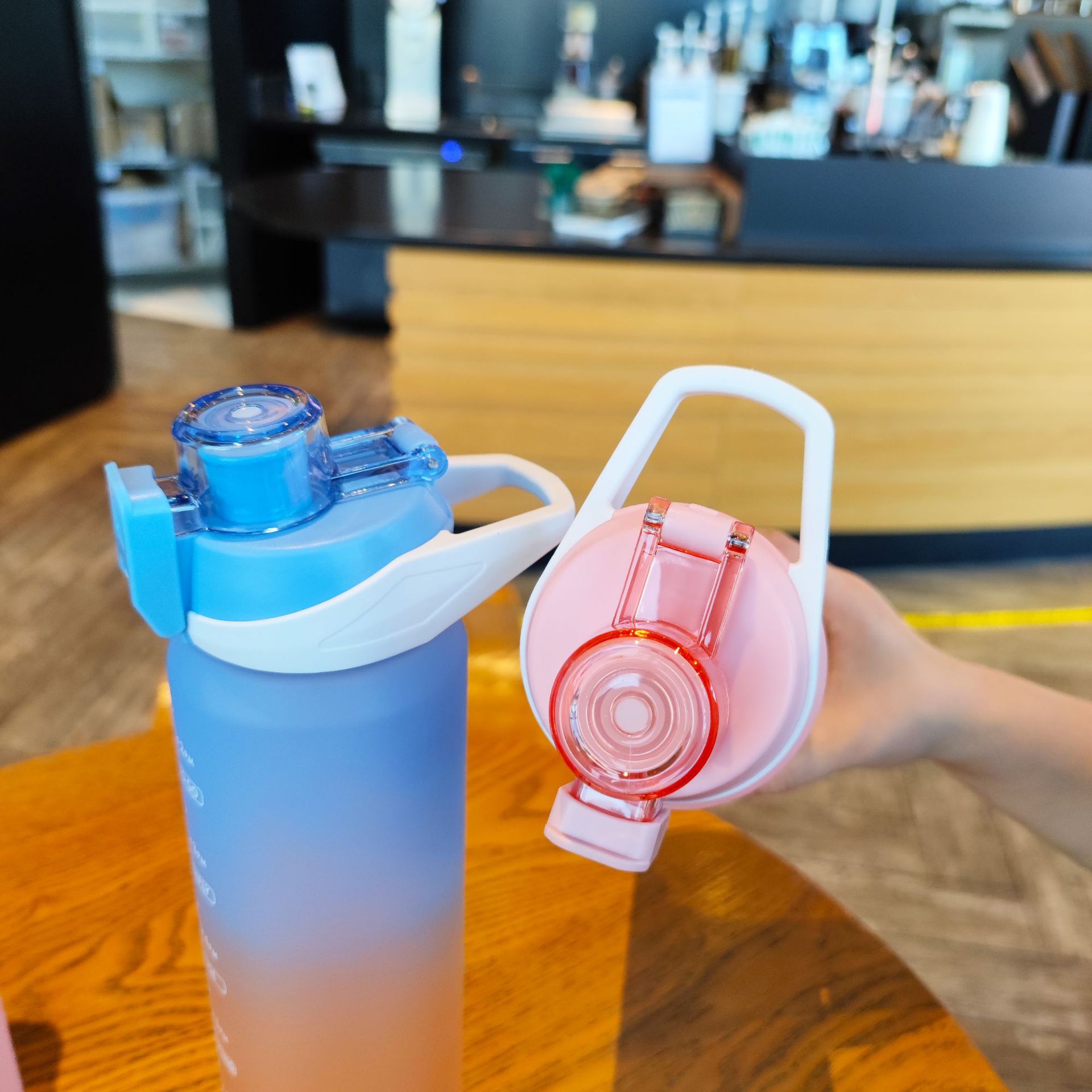 Summer scale gradient color plastic water bottle, frosted sports water bottle, portable handle, bouncy lid with tea strapping, portable cup Specification drawing