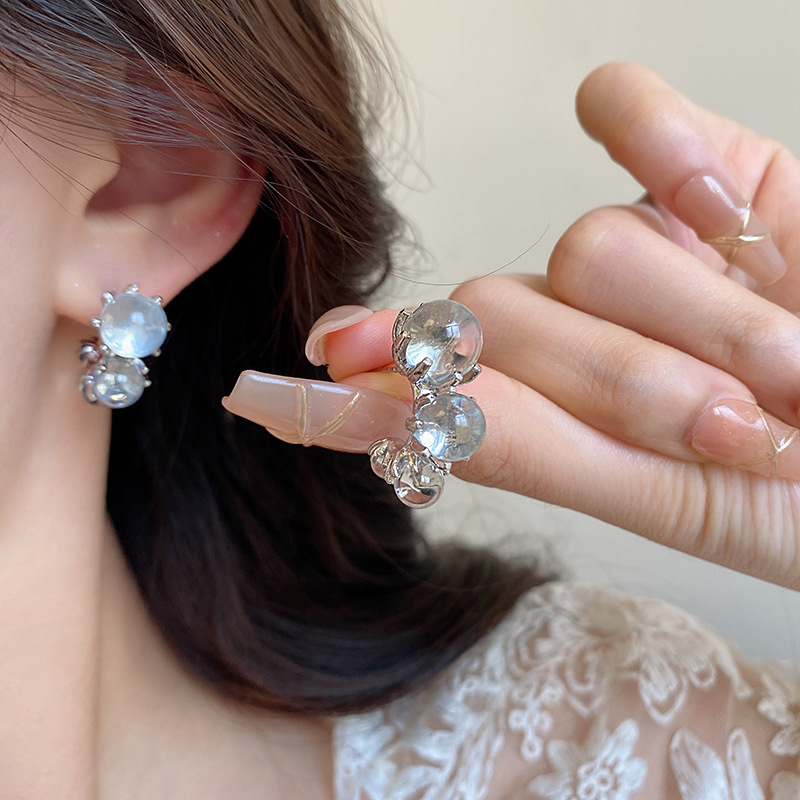 Unique ice-transparent beaded earrings with a niche design for women, high-end stud earrings, simple and elegant, cold style, best-selling earrings details Picture