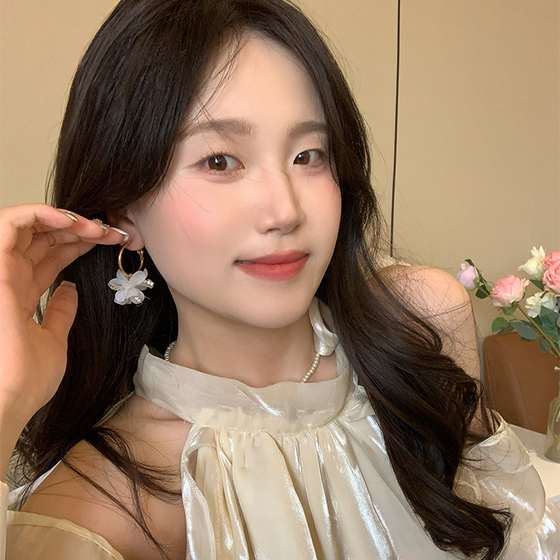 Super fairy-like white petal ball flower earrings for women, a new 2025 bestseller ear ring, unique and versatile, sweet and elegant earrings details Picture