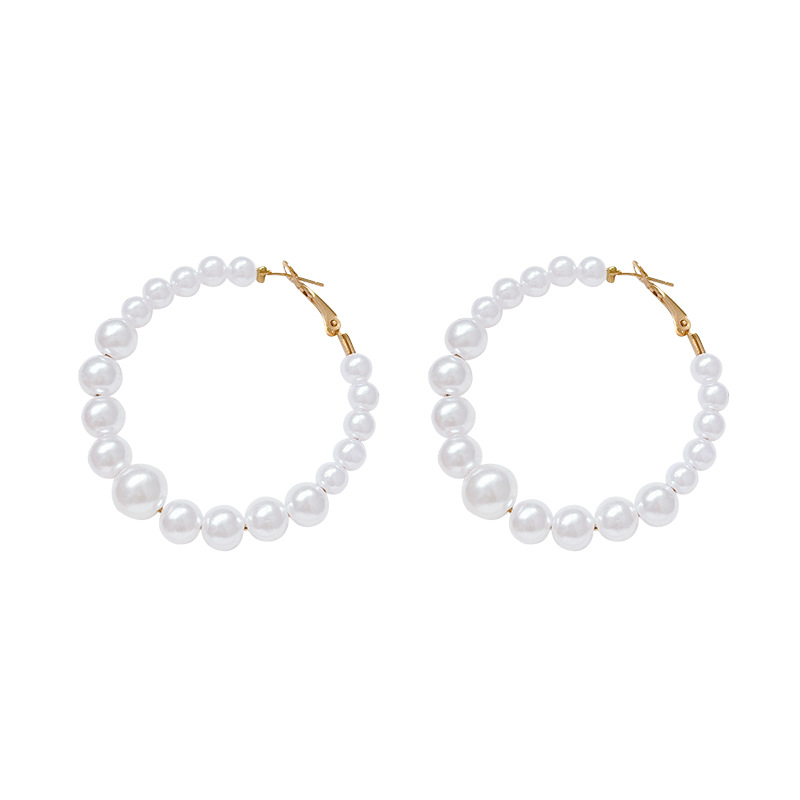 The new white pearl earring earrings from South Korea exude a niche, high-end, and unique style. They are the best-selling earrings for women in the summer of 2025 Item Picture