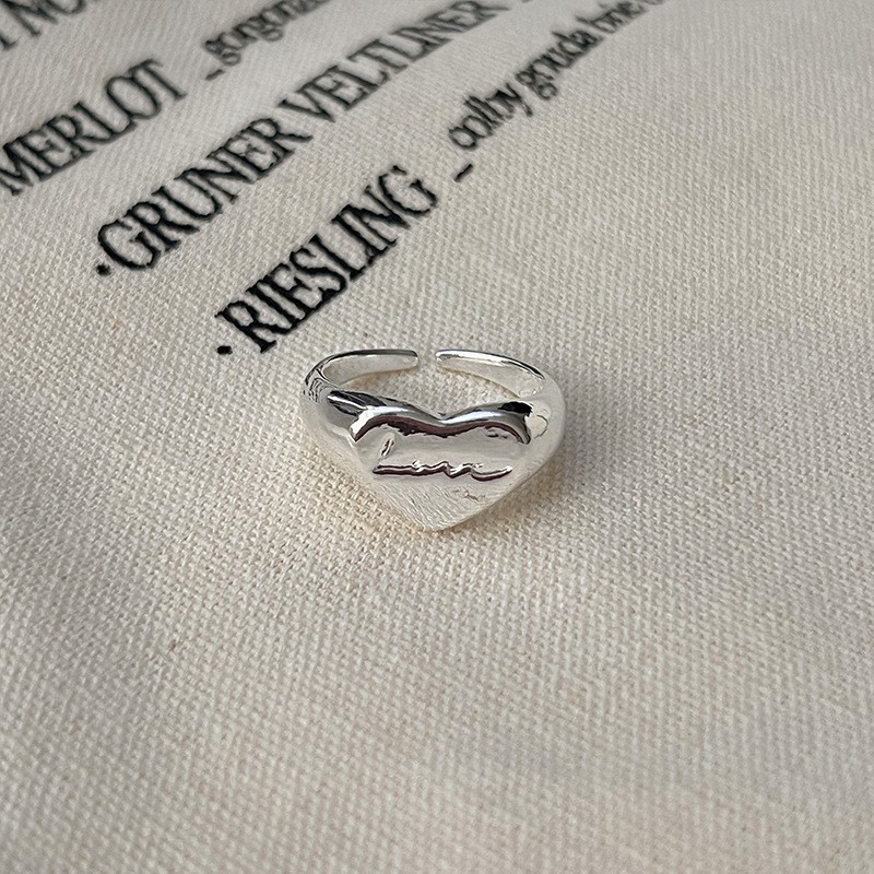 Plain ring heart-shaped metal ring, women's light luxury niche design, high-end index finger ring, simple and versatile, cold style ring Application Scenario