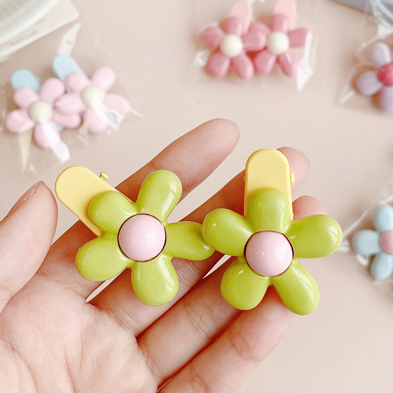Cartoon children's flower Spring 2023 Children's hair clip Side bangs clip Sweet little girl hair accessory that won't damage hair Application Scenario