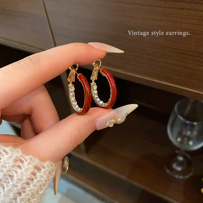 Light luxury, niche, super sparkling diamond-encrusted red circle earrings, versatile, elegant and high-end, Encore red geometric stud earrings full figure