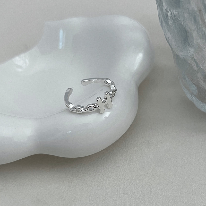 H-letter chain ring, a niche design for women, exudes a sense of sophistication and elegance. It features a geometric index finger opening that can be adjusted, making it a light luxury ring Specification drawing