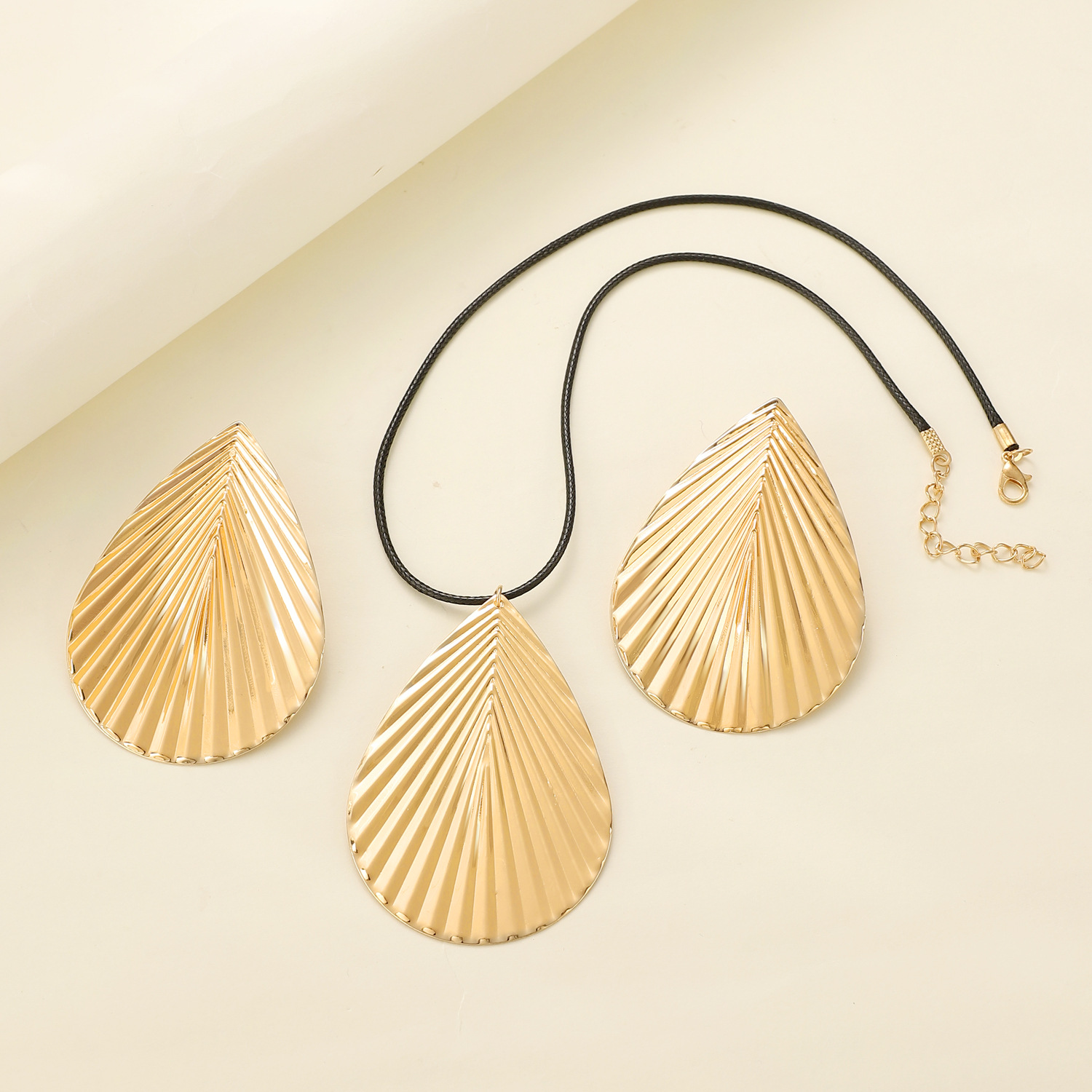European and American exaggerated banana leaf teardrop earrings necklace set, women's creative and personalized jewelry set of three pieces Specification drawing