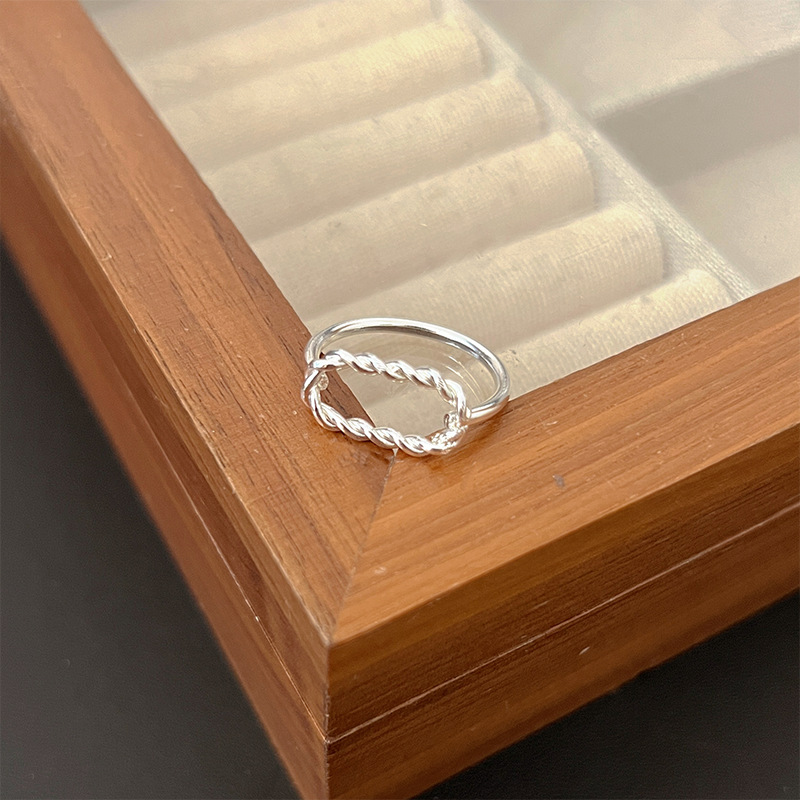 This exquisite women's ring exudes a sense of sophistication, is versatile, simple and elegant, and features a niche design that is fashionable. It is a 925 sterling silver Ins-style ring Specification drawing