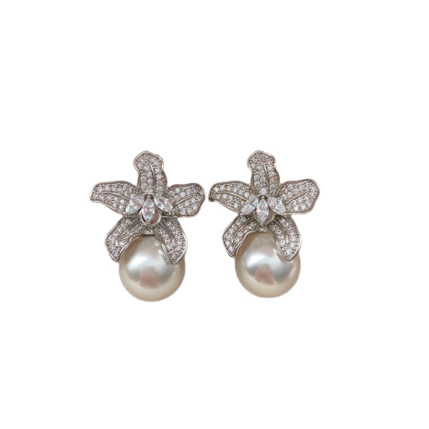 Super fairy full diamond flower pearl stud earrings for women, Korean version, light luxury and high-end feel, diamond-encrusted flower earrings, fashionable and elegant earrings Item Picture