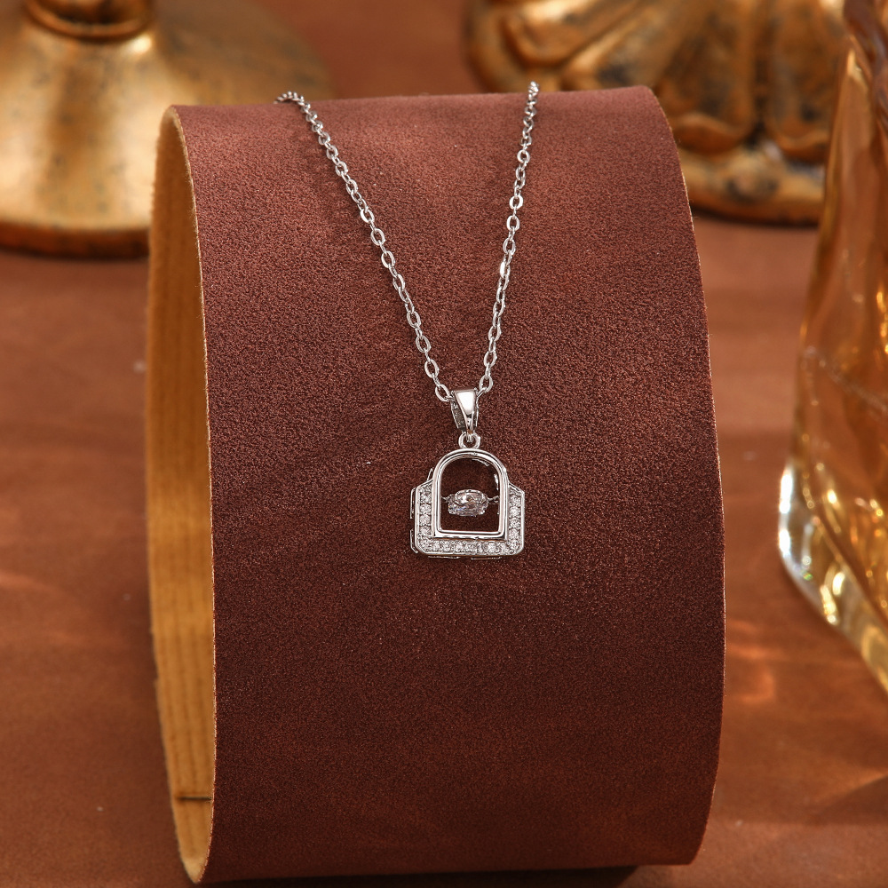 Fashionable and light luxury titanium steel necklace, versatile and high-end, niche pendant, sweet and elegant, collarbone chain, non-fading accessory details Picture