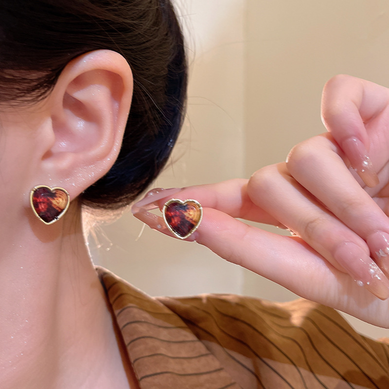 Amber heart-shaped earrings for women, retro, niche and simple heart-shaped stud earrings, high-end, fashionable and individual earrings wholesale details Picture
