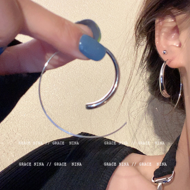 Cold style silver pigment ring earrings, a niche design for women, with a high-end feel. Metal ear rings, individual and simple. Wholesale of earrings full figure