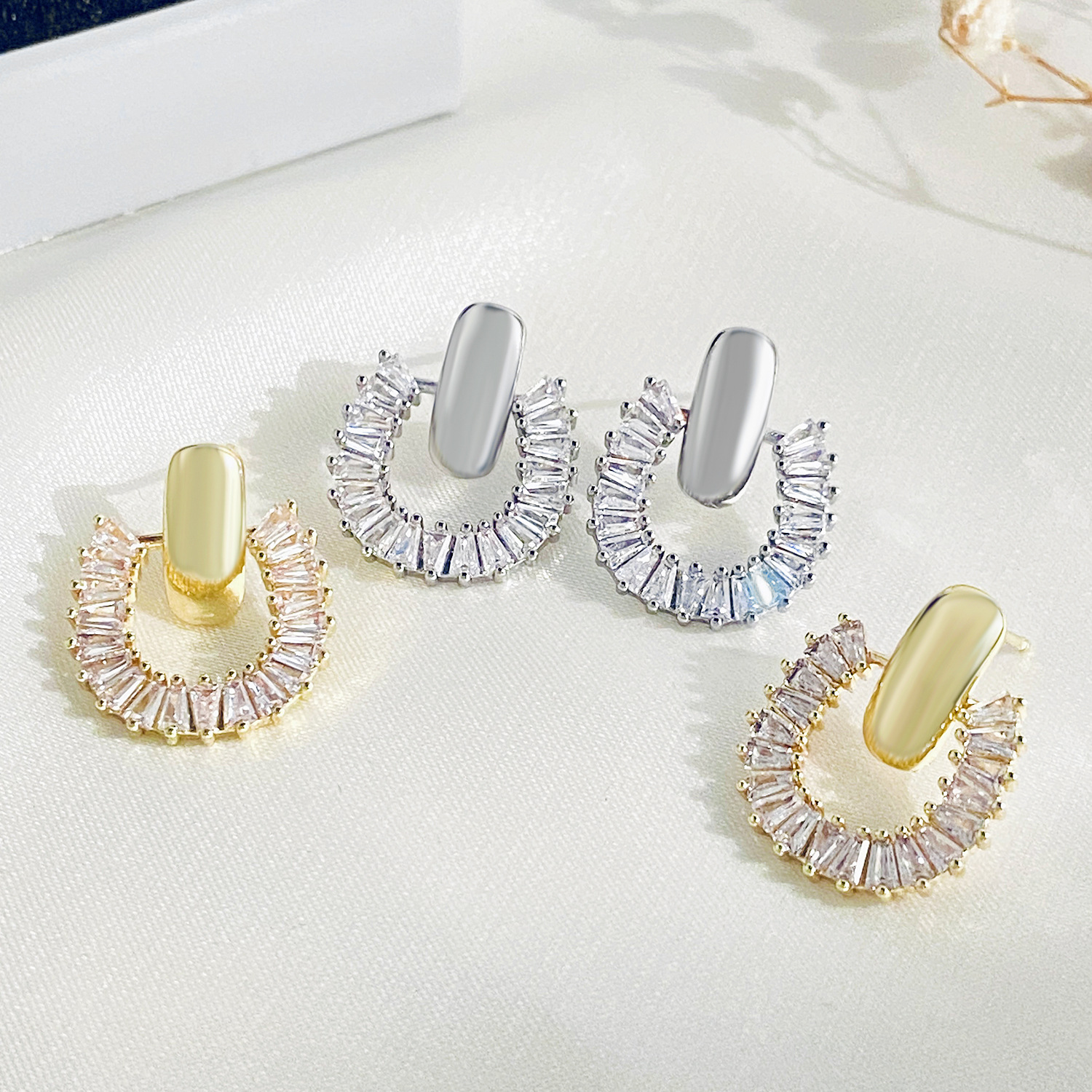 French light luxury zirconium circle earrings, women's ins style, personality and temperament, super dazzling geometric stud earrings, European and American fashion earrings Application Scenario