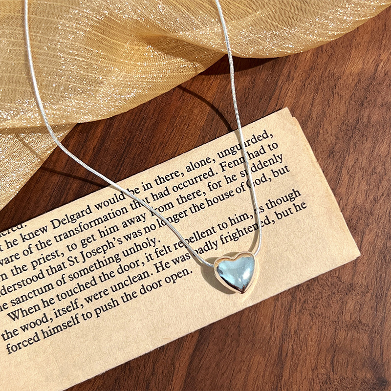 Korean niche, exaggerated, heart-shaped metal long necklace for women, light luxury, simple and exquisite, versatile necklace and collarbone chain Application Scenario