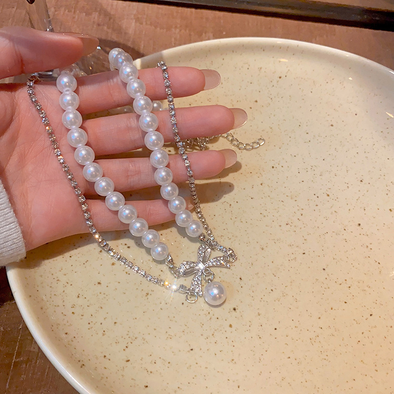 Double-layer bow pearl necklace for women, light luxury, niche, elegant and noble, collarbone chain, bridal dress necklace accessory Application Scenario