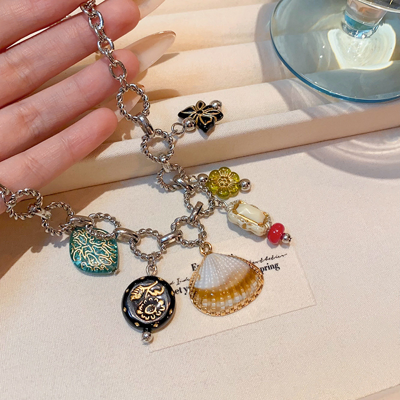 Retro shell butterfly pendant necklace for women, new autumn and winter vacation style, light luxury sweater chain, personalized and fashionable accessory Application Scenario