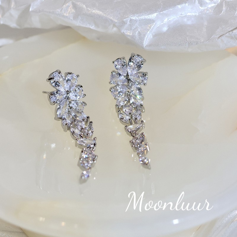 Super Flash Zircon tassel stud earrings for women, a new style of minimalist and light luxury earrings in 2025 Application Scenario