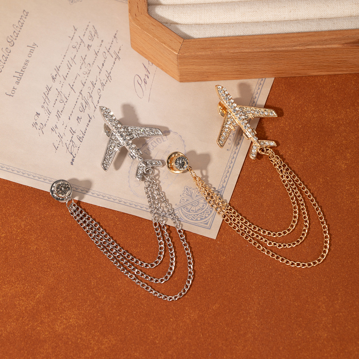 European and American cross-border personalized aircraft brooch, high-end metal diamond-encrusted men's suit accessory, full diamond chain brooch details Picture
