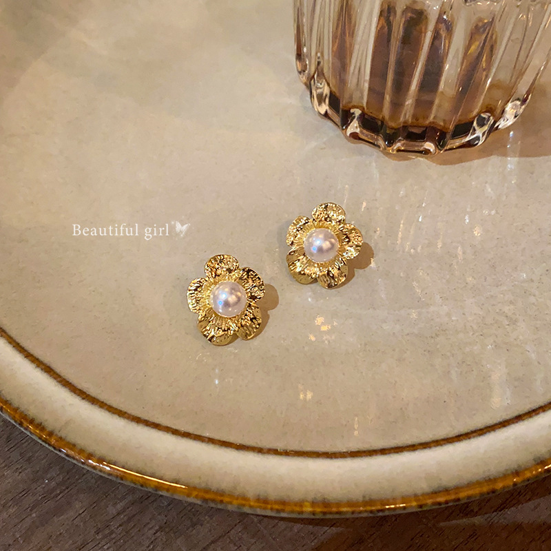 French retro golden flower earrings, women's fashionable and elegant, light luxury and high-end feel, pearl stud earrings, petal texture earrings Specification drawing