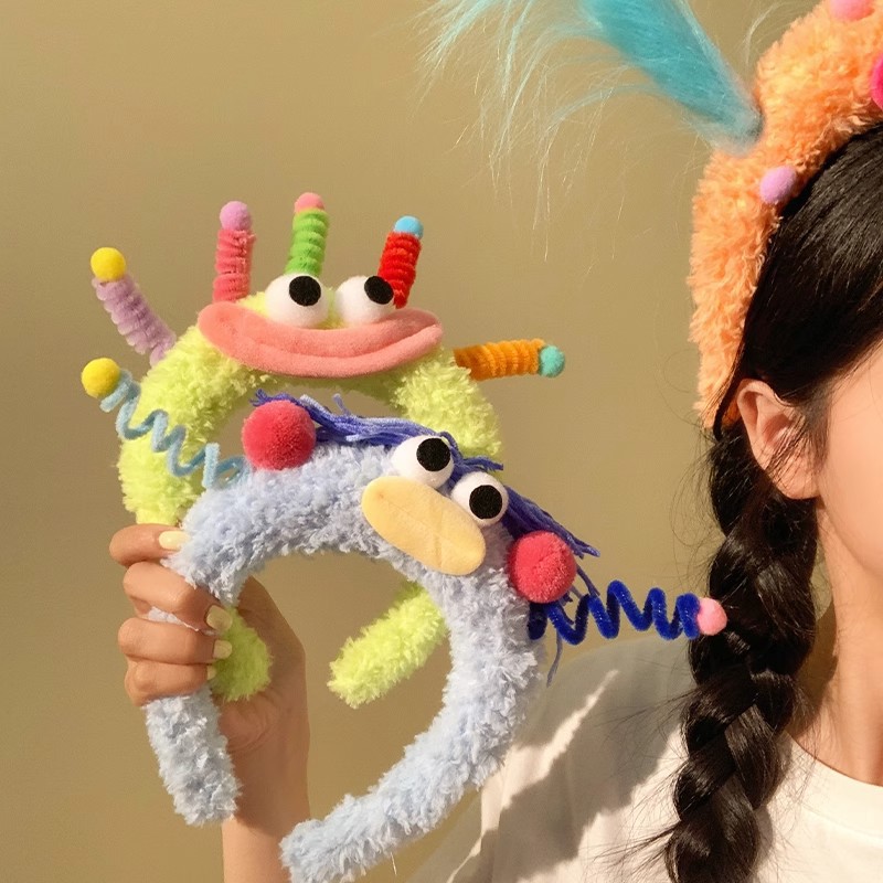 Cute monster purple plush hairband for girls, cute and fluffy, funny and funny, explosive hair for washing face, makeup, hairpin, headband and hair accessory Specification drawing