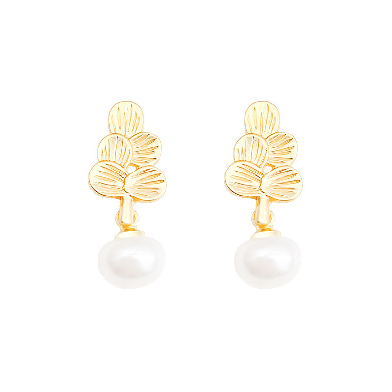 S925 Silver Needle Korean fresh and delicate leaf pearl Earrings, a high-end design for women, versatile and elegant stud earrings Item Picture