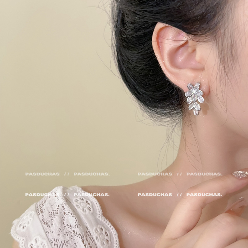 Light luxury thousand-gold style ~ Exquisite water diamond flower earrings 2025 Summer new style, high-end, elegant and grand earrings for women details Picture