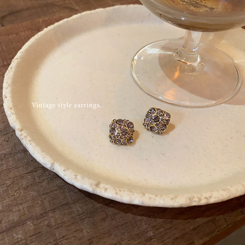 Super sparkling water diamond square stud earrings for women, light luxury, niche and high-end, unique diamond-encrusted earrings, 2025 new exquisite earrings Application Scenario
