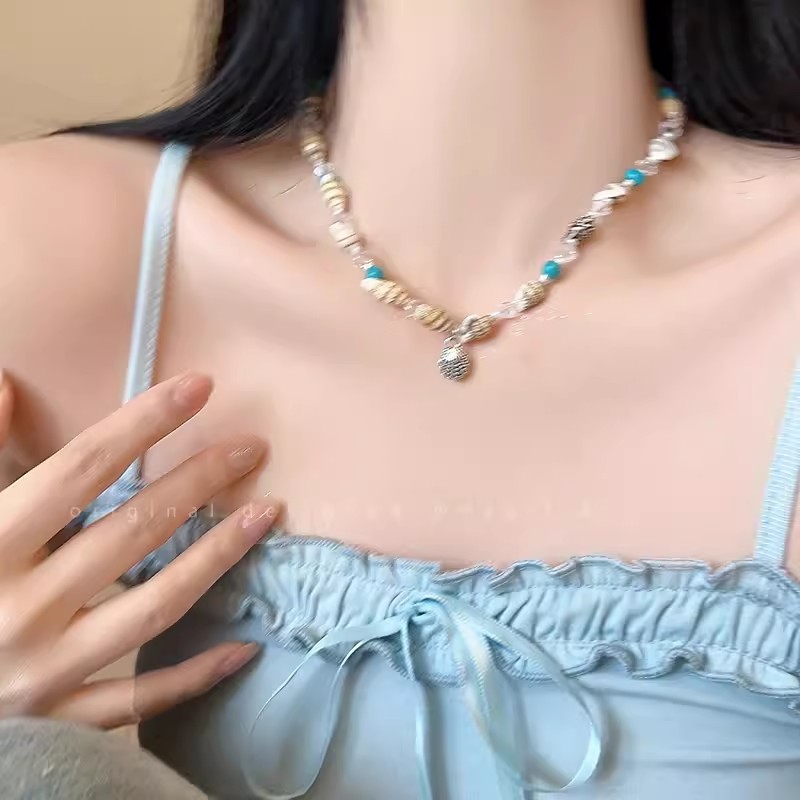 Ins-style pearl necklace for women 2024 bestseller, light luxury and high-end collarbone chain, versatile heart-shaped pendant accessory wholesale Application Scenario