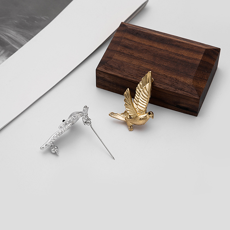 European and American versatile animal brooches, fashionable peace dove pins, simple and retro bird collar brooches and corsages Specification drawing
