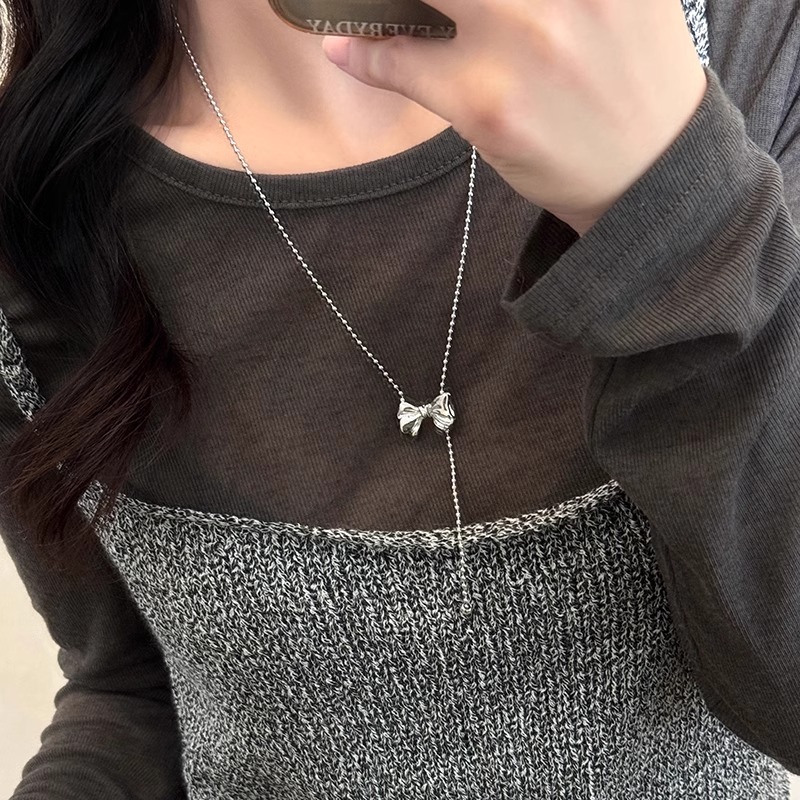 French retro metal bow necklace, a unique design for women, simple and versatile, fashionable necklace and sweater chain Application Scenario