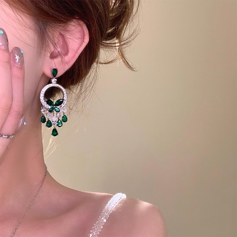 Green butterfly round earrings, stud earrings, crystal temperament, zircon, light luxury, niche, elegant and exquisite new tassel earrings Application Scenario