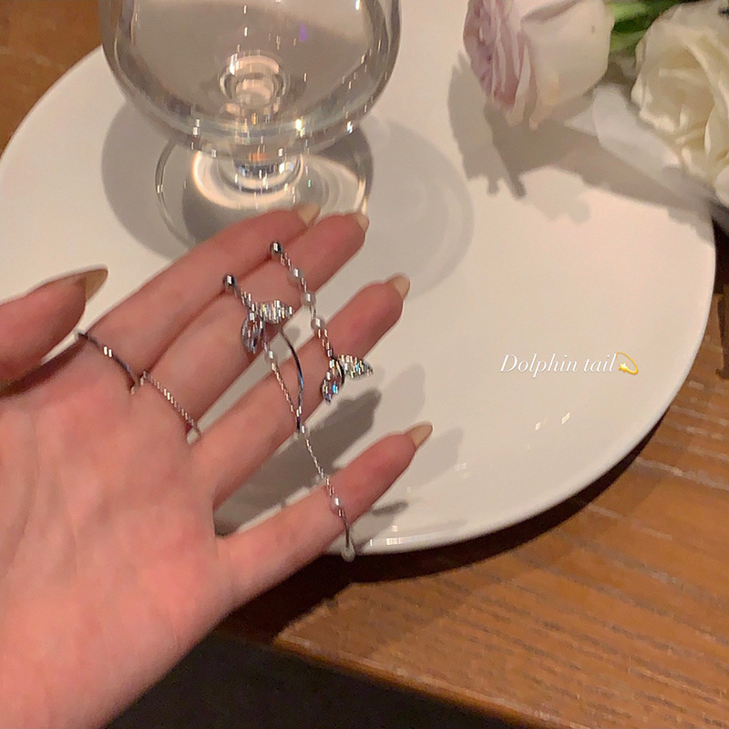 Fish-tail asymmetrical tassel earrings exude a sense of high-end elegance and a touch of light luxury. Stud earrings are personalized and versatile, and are popular online earrings for wholesale full figure
