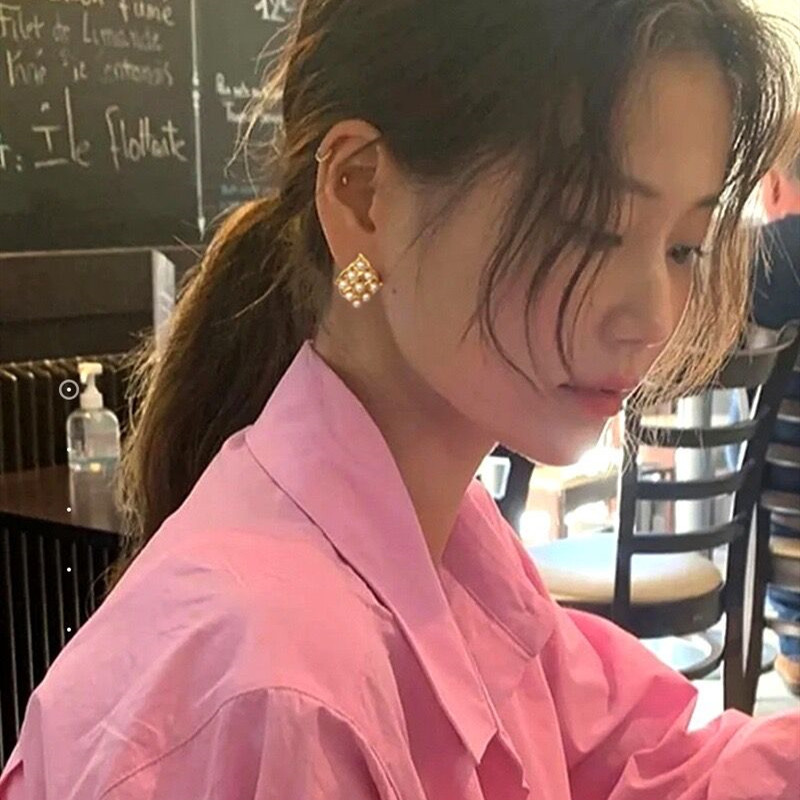 Irregular pearl stud earrings for women, a light luxury, niche and high-end look. New summer 2025 style, a trendy and stylish earpiece full figure
