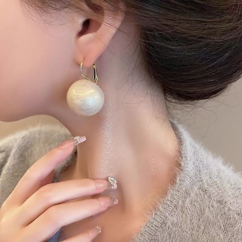 New light luxury style Chinese festive red pearl earrings, female Internet celebrity temperament crystal ear studs, exquisite ear buckles and earrings details Picture