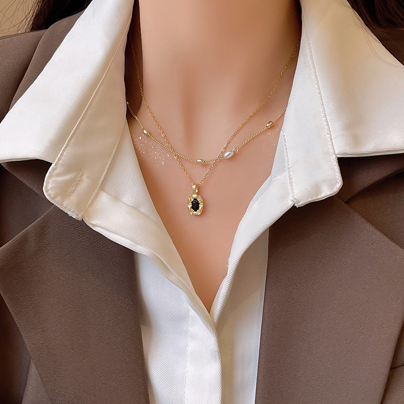 A simple black oval pendant double-layer pearl necklace with a European and American style, exuding a sense of sophistication and versatility. It is a stylish collarbone chain accessory Application Scenario