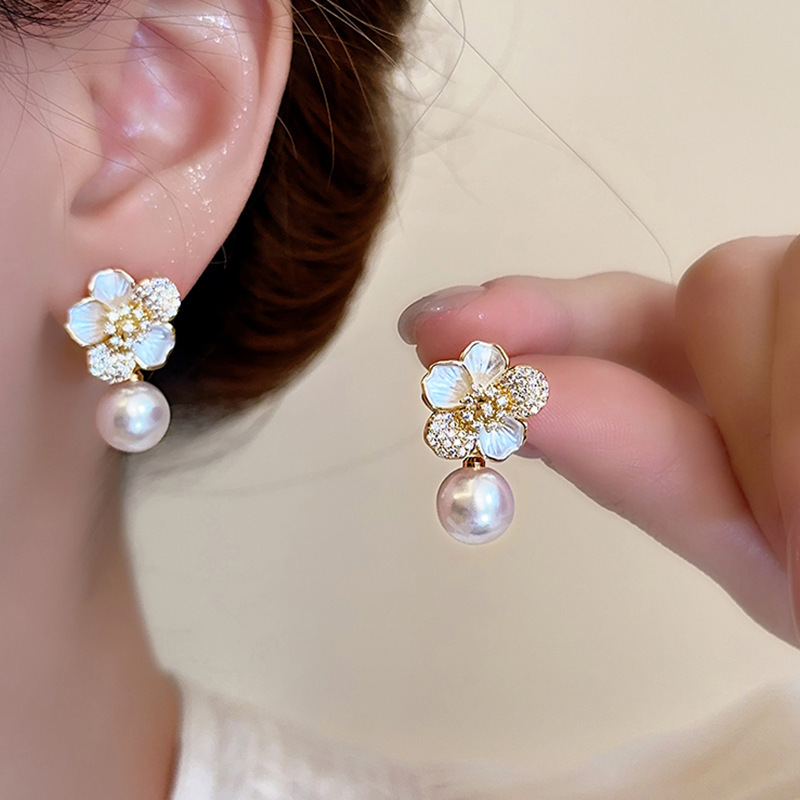 New French micro-inlaid flower pearl earrings for women, with a light luxury, niche and high-end feel. Square face ear blockage, elegant and stylish earrings full figure