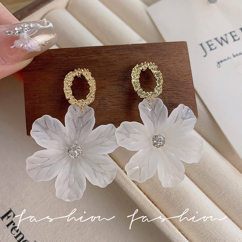 925 Silver Needle Super Fairy white flower earrings, simple and versatile acrylic earrings, women's Hong Kong style exaggerated and elegant earrings Specification drawing