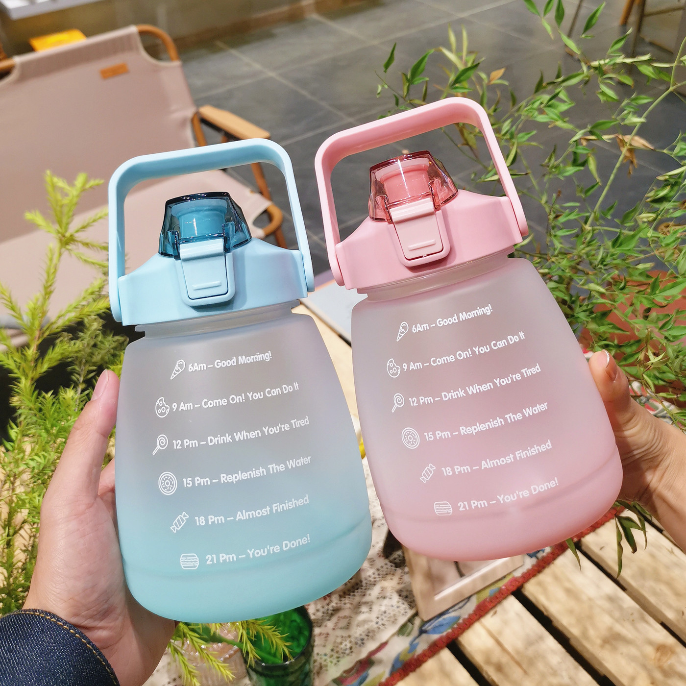 A large-belted frosted plastic cup with a straw, cute and highly attractive water cup, portable and shockproof, large-capacity sports space cup full figure