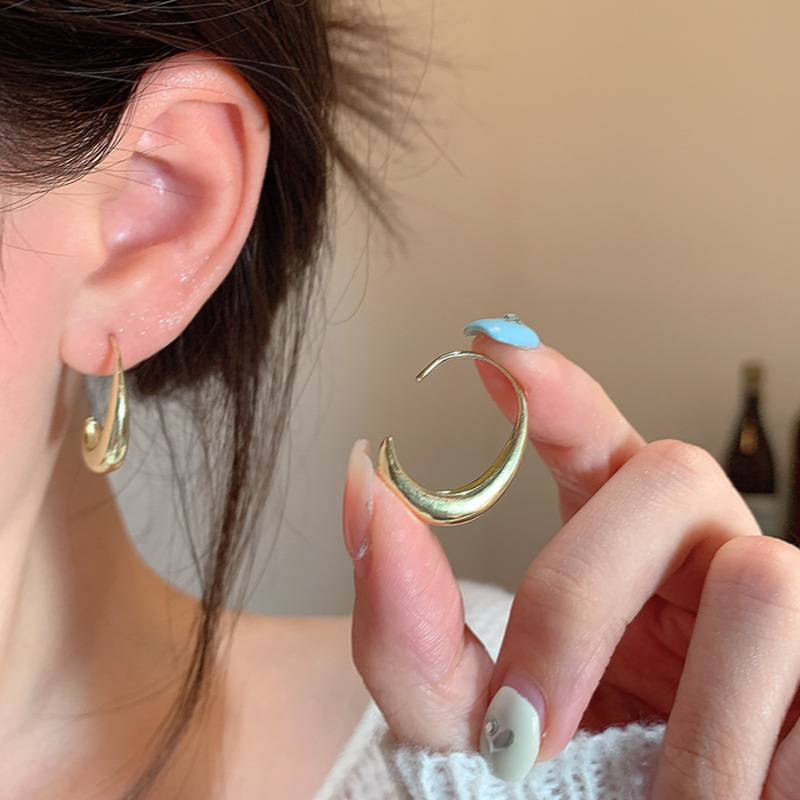 Golden water drop C-shaped earrings for women, a new retro and high-end look in 2025, with simple and cold style, a best-selling ear accessory details Picture