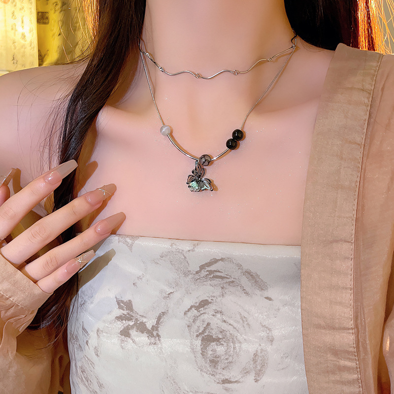 The double-layered butterfly necklace with a sweet and cool female style, a niche design and a high-end feel, is a popular collarbone chain accessory Specification drawing