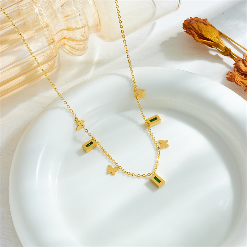 European and American fashion, simple and retro style, versatile diamond-encrusted square butterfly pendant chain necklace Specification drawing