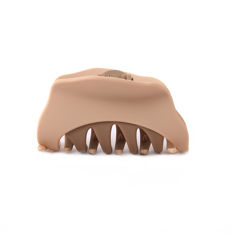 Wholesale small claw clip, shark clip at the back of the head, women's hair clip, autumn and winter niche design, high-end color two-tone triangular hair clip Item Picture