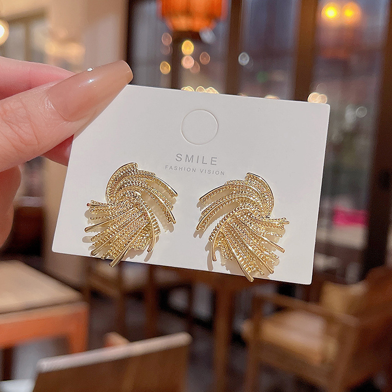 European and American retro fashion spiral earrings, women's personality, trendy style, versatile, exquisite and high-end ear studs and earrings wholesale Specification drawing