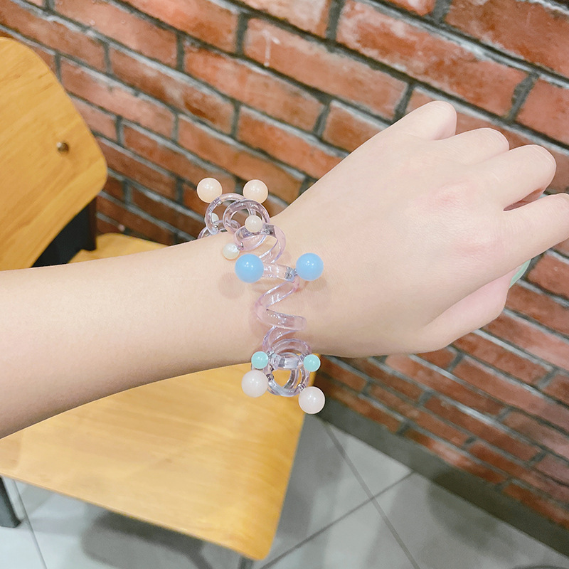 The Korean Internet celebrity pearl hair band "Mermaid Girl" can be tied without damaging hair. The hair tie is simple and seamless, and the hair band is used to tie hair Application Scenario