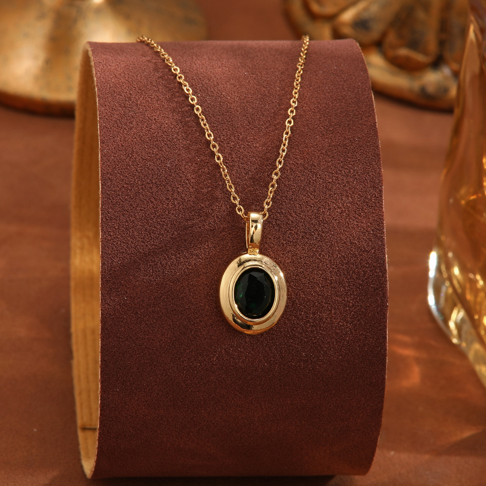 New light luxury ins niche design collarbone chain, titanium steel, non-fading, broken gold, small cube sugar necklace, sweater chain for women Application Scenario