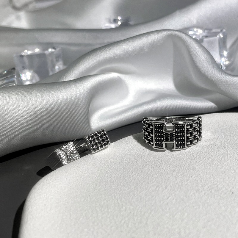 A trendy, retro and unique H-shaped opening ring with a punk punk niche design and a fashionable Internet celebrity adjustable ring Specification drawing