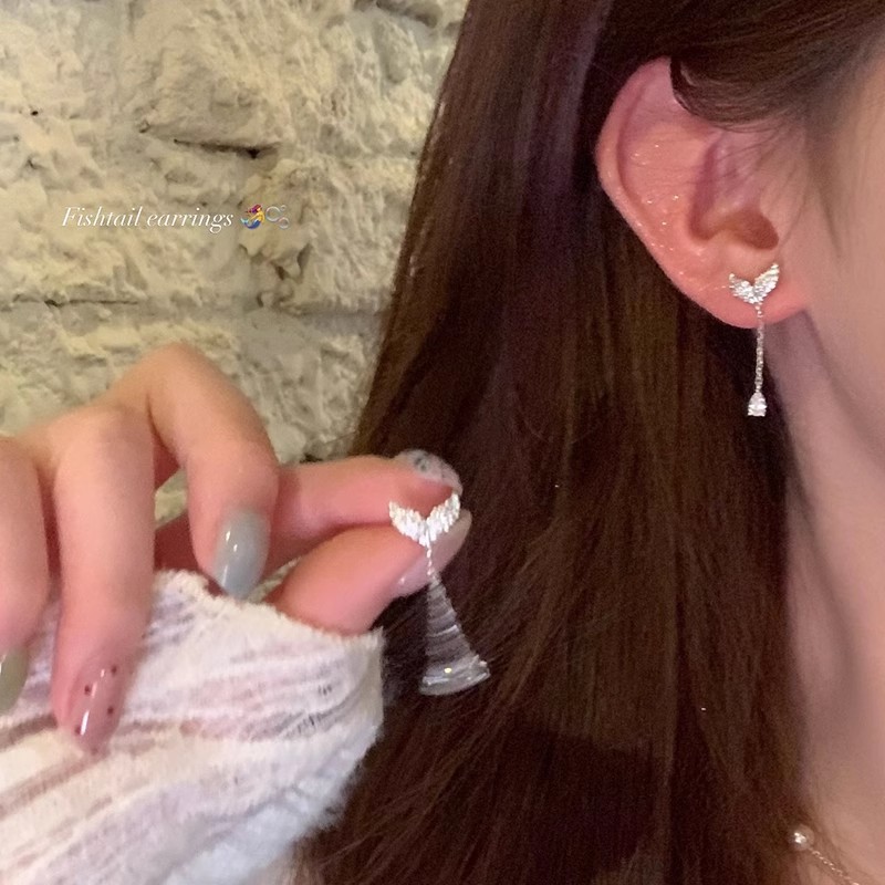 The ultra-sparkling diamond-encrusted fishtail stud earrings are a niche design for women. The water drop tassel earrings exude a cool and elegant vibe, and are popular earrings for women Specification drawing