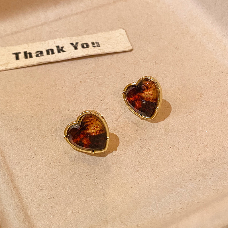 Amber heart-shaped earrings for women, retro, niche and simple heart-shaped stud earrings, high-end, fashionable and individual earrings wholesale Specification drawing