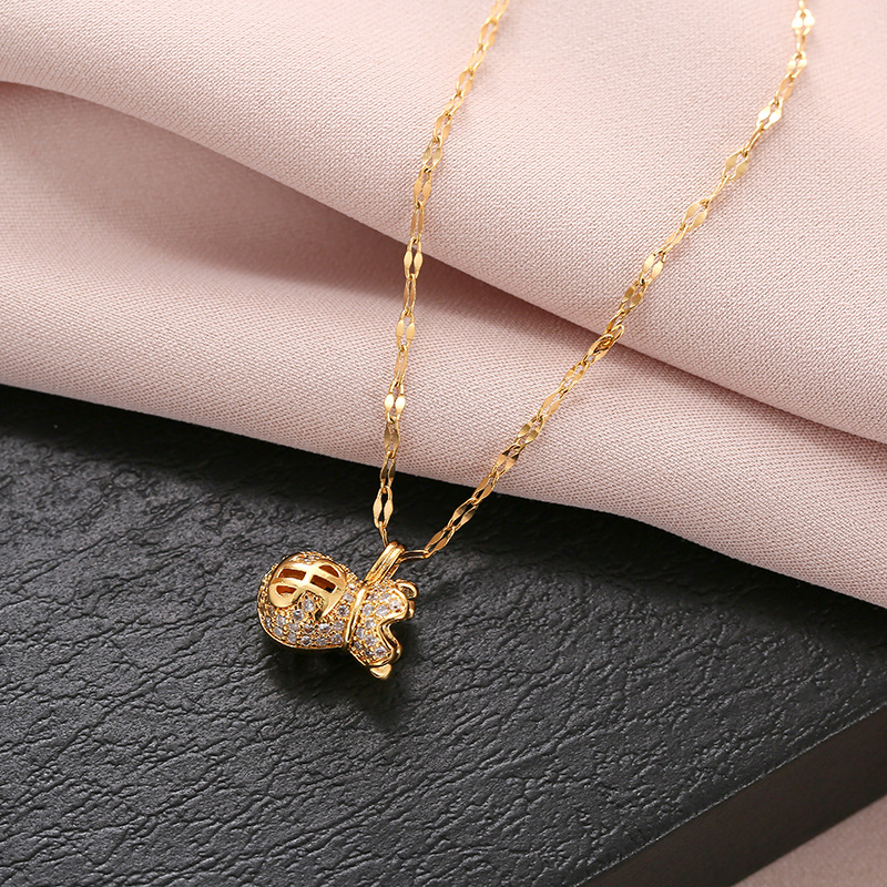 A fashionable and light luxury gold small money bag necklace with full diamonds, a high-end touch for women in summer, a gold-plated collarbone chain, a versatile accessory for Internet celebrities Application Scenario