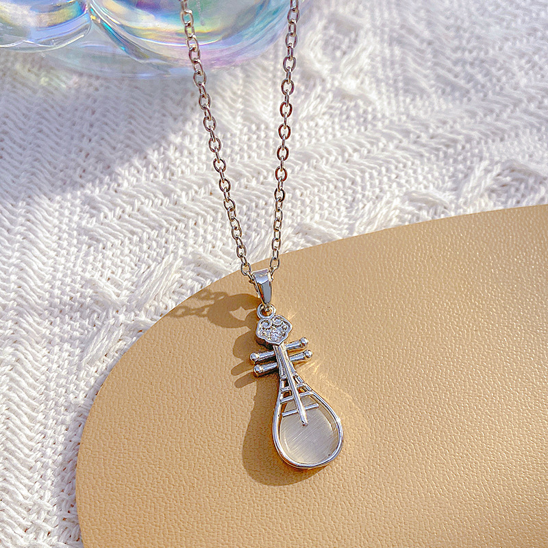 A simple silver cat's eye stone pipa pendant titanium steel necklace from Japan and South Korea, a high-end and niche female collarbone chain accessory Specification drawing