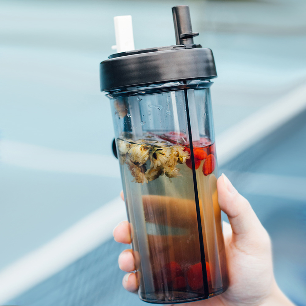 The Korean version of the popular double-drinking cup is a creative couple's shared double-straw plastic portable anti-drop thickened portable cup Application Scenario