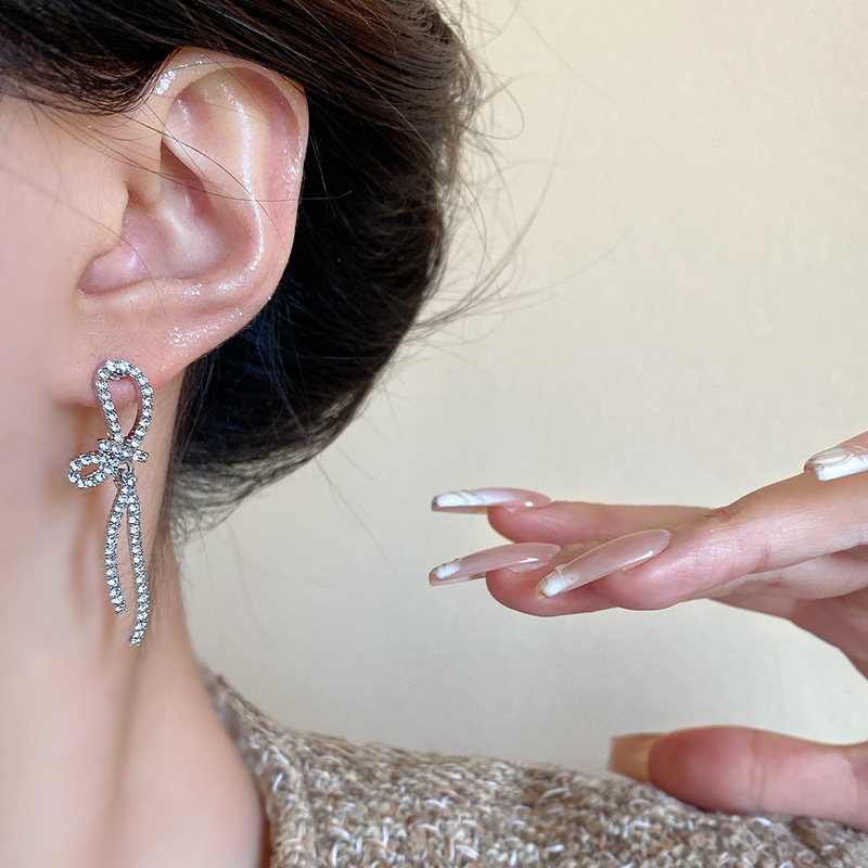 Diamond-encrusted zircon bow stud earrings for women, a unique, light luxury and high-end look, a popular online celebrity earrings wholesale in 2024 Application Scenario
